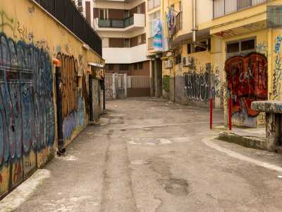 Racchiude un po� tutti gli elementi caratteristici di Picone. E� tortuosa e a un certo punto si divide: da una parte porta a un vicolo chiuso dove i murales la fanno da padrone...